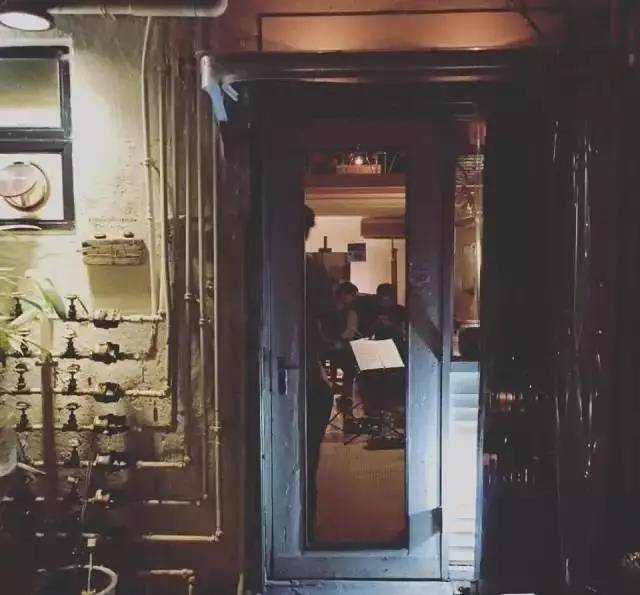 信用卡最新动态揭秘与小巷隐藏特色小店的惊喜发现