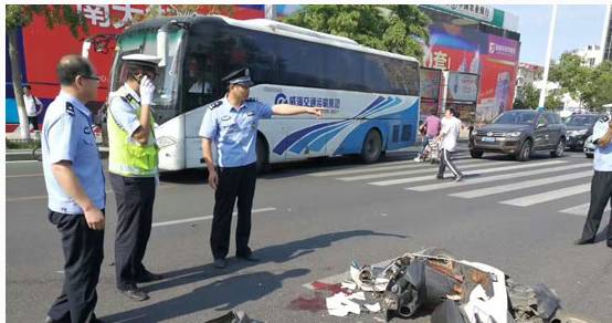 成都外卖小哥车祸引发关注，安全警钟再次敲响警钟